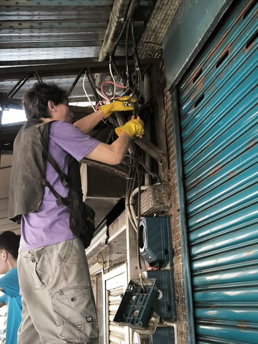 「你離他遠一點！」師傅當場大吼，給有想裝潢的朋友，幾個「換大電」