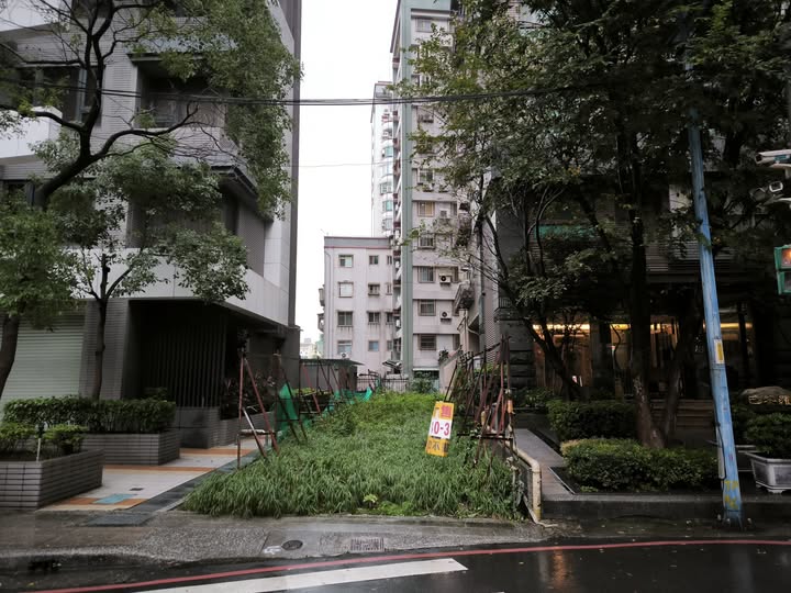 寧願找律師打官司，也不願讓兄弟多拿一毛錢的代價：那塊被四個繼承人「殺死」