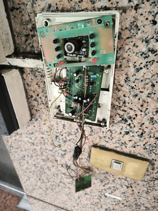 租房看到「電鈴被鐵鎚砸爛」